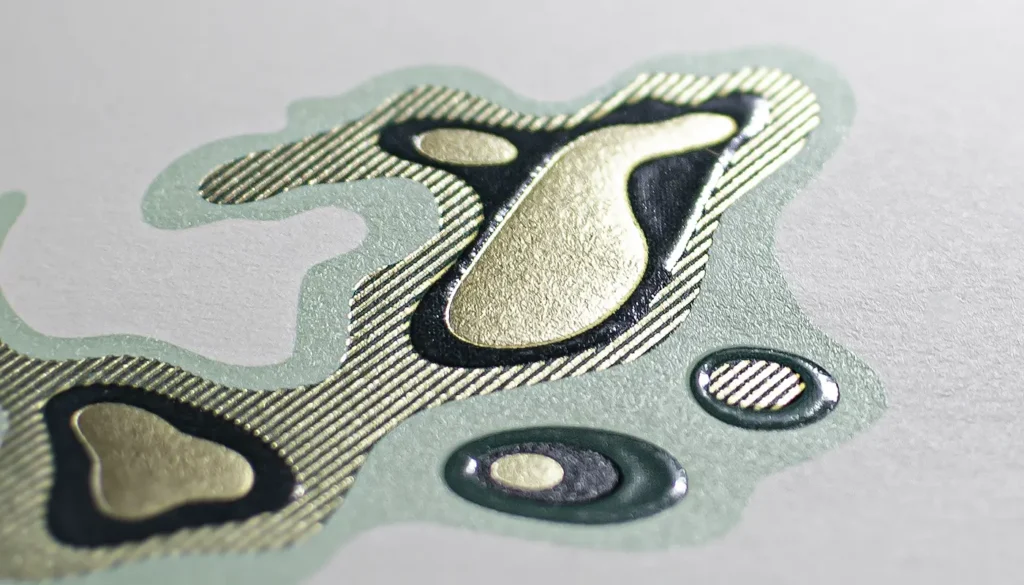 Etiquetas autoadhesivas multiples acabados - estiqueta con stamping y relieve EAM